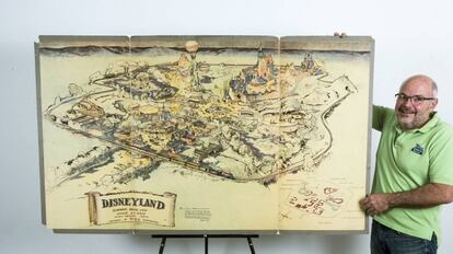 Mike Van Eaton junto al mapa de 1953 que muestra cómo concibió Disney su parque temático.