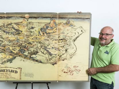 Mike Van Eaton junto al mapa de 1953 que muestra c&oacute;mo concibi&oacute; Disney su parque tem&aacute;tico.