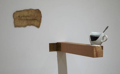 El artista conceptual Luis Camnitzer aparece en el Reina Sofía con piezas espinosas.