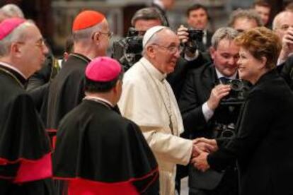 Foto cedida por Presidencia de Brasil que muestra a la mandataria brasileña, Dilma Rousseff (i), mientras saluda al papa Francisco (c) este 19 de marzo de 2013, en El Vaticano, durante la misa solemne con la cual Francisco comenzó su pontificado.