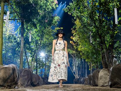 El bosque encantado de Dior al que solo se puede acceder con zapato plano