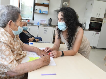 Carmen Hernández del Río, con sus padres, en el Centro de Alzheimer de Ponferrada.