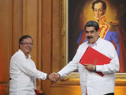 El presidente de Venezuela, Nicolás Maduro, saluda a su homólogo de Colombia, Gustavo Petro, después de una rueda de prensa, en Caracas, el 1 de noviembre de 2022.