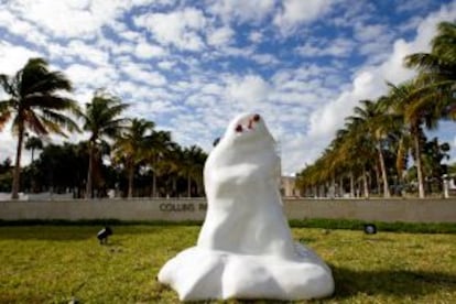 Un hombre de nieve (obra de Pierre Ardouvin) se ‘deshace’ en la Art Basel de Miami.