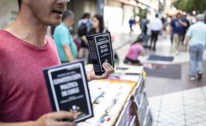 Un vendendor callejero ofrece el viernes ejemplares de la Constitución de Chile en el Paseo Ahumada, centro de Santiago. 