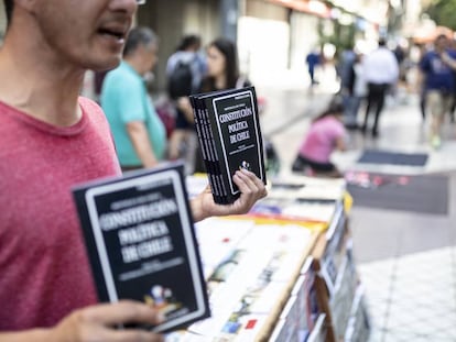 Un vendendor callejero ofrece el viernes ejemplares de la Constitución de Chile en el Paseo Ahumada, centro de Santiago. 