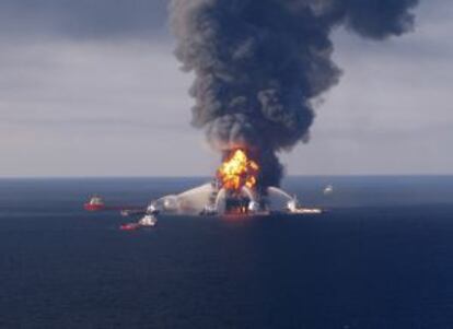 Intento de sofocar el incendio en la Deepwater Horizon.