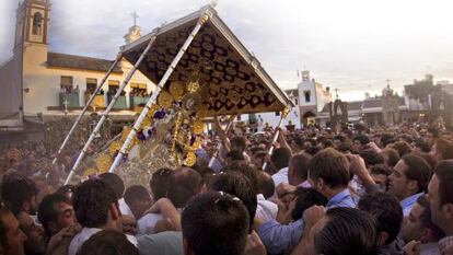 Los romeros pasean a hombros a la virgen por El Roc&iacute;o hasta visitar todas las hermandades.