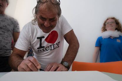 Un pescador firma el Código de Conducta voluntario del área marina protegida de las islas Egadas.