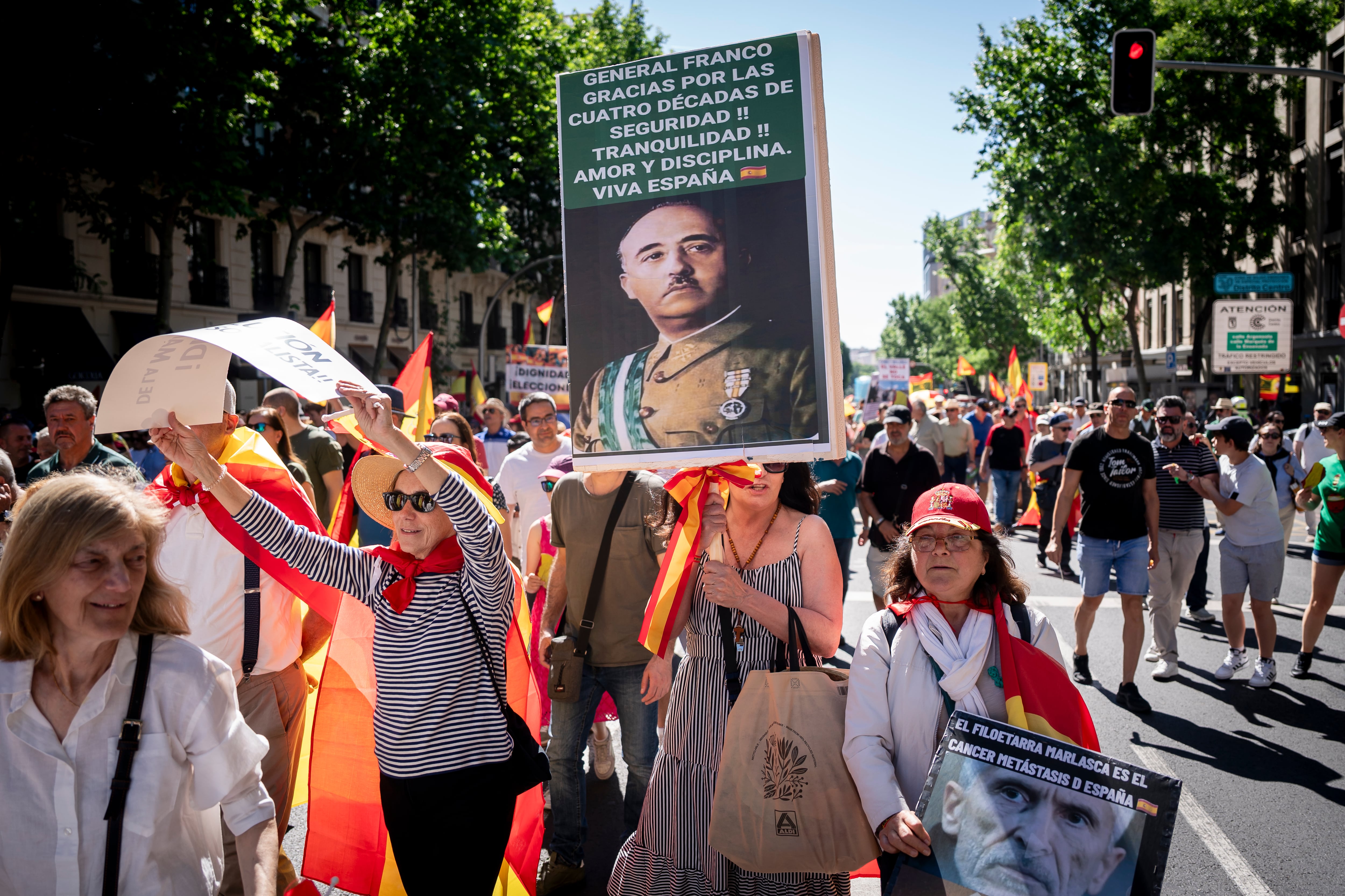 Miles de personas protestan en Madrid contra el “Gobierno corrupto” de Sánchez en una marcha marcada por la imputación de Zapatero