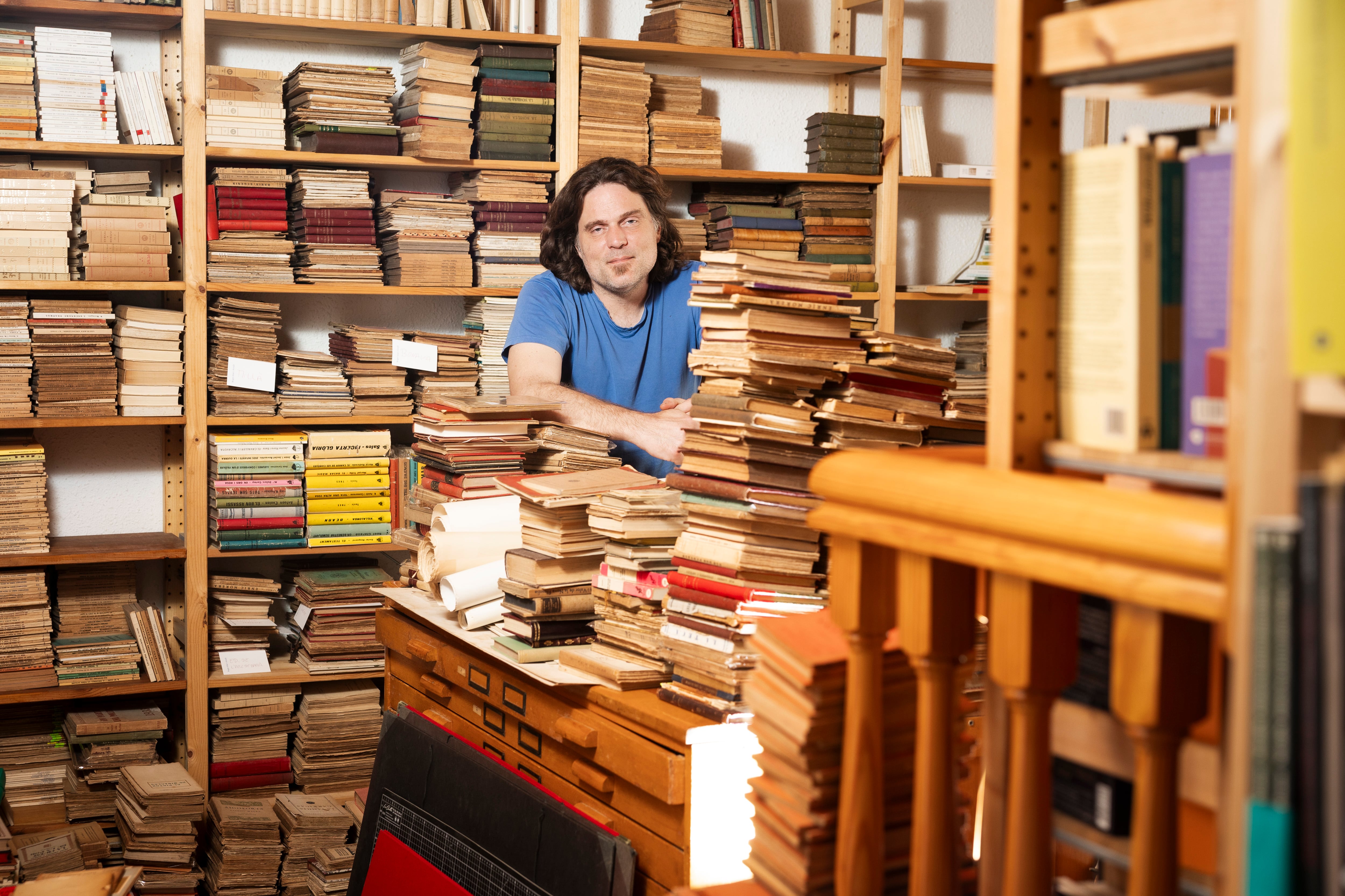 Cuando el conocimiento de internet ya no es suficiente: la IA le pone el ojo a las librerías de segunda mano