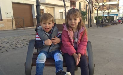 Manuel de dos años con su hermana.