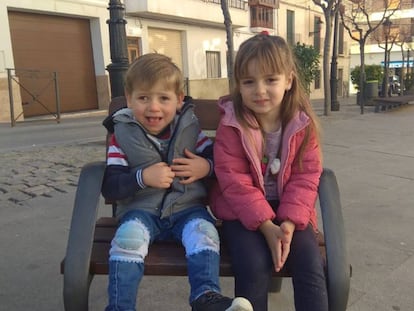 Manuel de dos años con su hermana. 