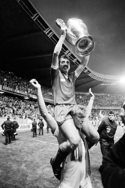 El defensa del Liverpool alza la copa después del partido, el 27 de mayo de 1981.