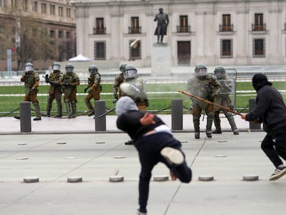 Manifestantes y policías antidisturbios se enfrentan en Santiago, Chile, el 10 de septiembre 2023.