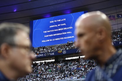 Un mensaje en el videomarcardor del Stade de France anuncia el retraso del inicio de la final. 