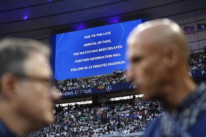 Un mensaje en el videomarcardor del Stade de France anuncia el retraso del inicio de la final. 