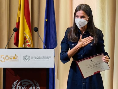 La Reina, con el diploma de alumna de honor que recibió en la Complutense, este martes.