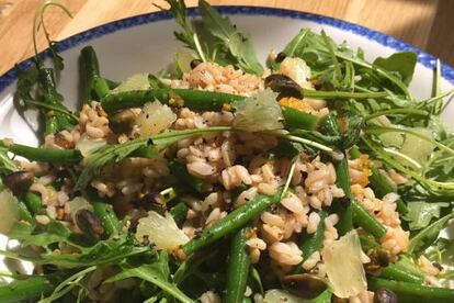 Ènsalada de arroz integral con judías verdes y rúcula