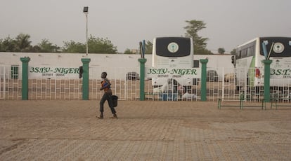 Niamey supone el punto de entrada en Níger de la ruta migratoria procedente de los países costeros de África occidental, previa a la parada de Agadez, donde se cruzan los caminos y donde empezará la dureza del desierto.