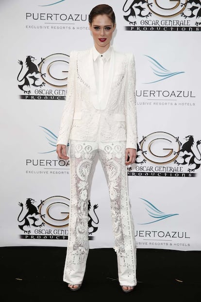 Muy elegante y sexy estaba Coco Rocha con este look total white de Roberto Cavalli en la fiesta del diseñador. El contraste del blanco y el estilo dark del conjunto y el maquillaje funciona muy bien.