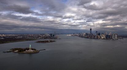 La Estatua de la Libertad, Liberty Island y las islas Ellis se ven a la izquierda junto al Bajo Manhattan, 31 de octubre de 2012. El huracán 'Sandy' inundó algunos edificios y afectó al sistema eléctrico de la isla.