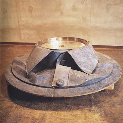 &#39;Cuello azul&#39; (1998), escultura de Dennis Oppenheim.