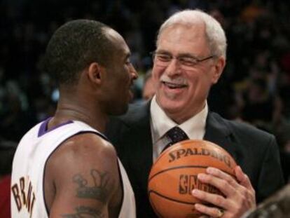 Kobe Bryant con Phil Jackson cuando este era entrenador de los Lakers