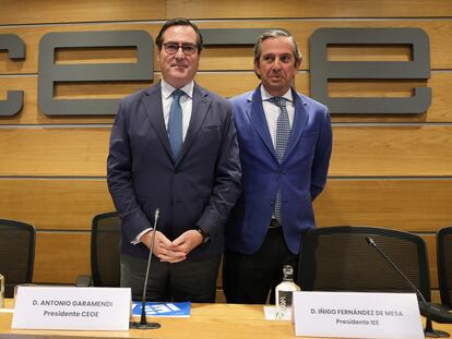 El presidente de CEOE, Antonio Garamendi, y el presidente del Instituto de Estudios Económicos (IEE), Íñigo Fernández de Mesa, este martes en la presentación del informe sobre la reforma de las pensiones.