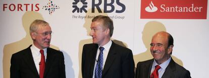 El consejero delegado de Royal Bank of Scotland Fred Goodwin (izquierda), el consejero delegado de Fortis Jean-Paul Votron y Emilio Bot&iacute;n, presidente del  Santander, en la presentaci&oacute;n en Edimburgo de la oferta de compra sobre ABN Amro en 2007. 