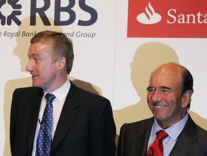 El consejero delegado de Royal Bank of Scotland Fred Goodwin (izquierda), el consejero delegado de Fortis Jean-Paul Votron y Emilio Bot&iacute;n, presidente del  Santander, en la presentaci&oacute;n en Edimburgo de la oferta de compra sobre ABN Amro en 2007. 