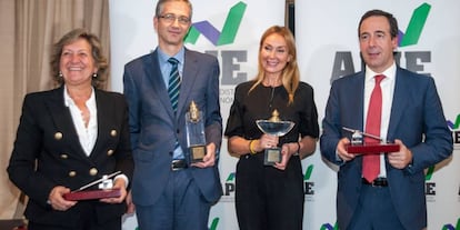 Desde la izquierda, Pilar González de Frutos, de Unespa, el gobernador del Banco de España, Pablo Hernández de Cos, Esther Alcocer, de FCC, y Gonzalo Gortázar, de CaixaBank, tras recoger sus premios de la Apie.