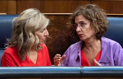 La vicepresidenta segunda y titular de Trabajo, Yolanda Díaz, y la vicepresidenta cuarta y ministra de Hacienda, María Jesús Montero.