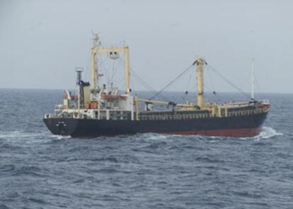 Imagen del mercante <i>Sosan</i>, interceptado en aguas del Índico por la fragata española <i>Navarra</i> y el barco de apoyo <i>Patiño</i> dentro de la <i>operación Libertada Duradera</i> contra el terrorismo internacional.