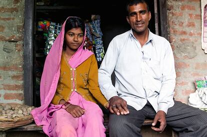 Savitri Devi con su marido Sanjay, 17 años mayor que ella.