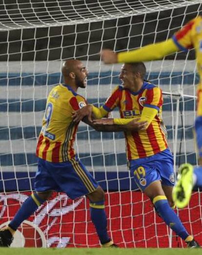 Rodrigo festeja con Zaza el primer gol del Valencia en Anoeta.