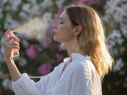 Este espray facial revitaliza la piel. GETTY IMAGES.