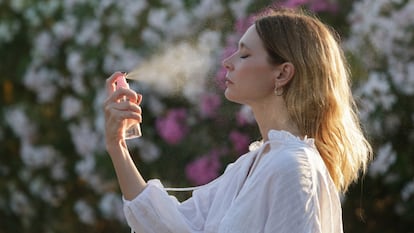 Este espray facial revitaliza la piel. GETTY IMAGES.