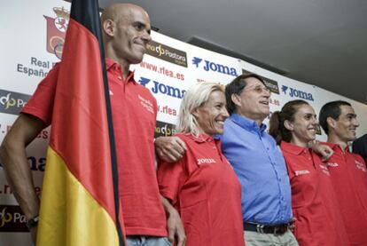 De izquierda a derecha, Reyes Estévez, Marta Domínguez, José María Odriozola, Nuria Fernández y Jesús España, en 2009.