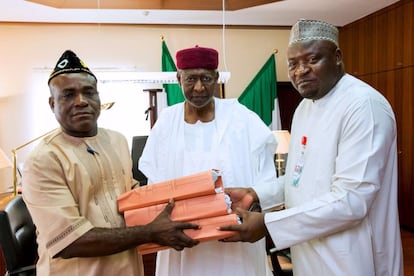 <span > Senador Eta Enang (izquierda) y Kawu Ismaila (derecha), congresista, presentan una copia de los presupuestos de 2016 con Abba Kyari, jefe del departamento presidencial de Muhammadu Buhari, en Abuja (Nigeria) el pasado 7 de abril. REUTERS/Stringer</span>