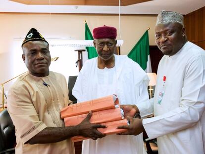<span > Senador Eta Enang (izquierda) y Kawu Ismaila (derecha), congresista, presentan una copia de los presupuestos de 2016 con Abba Kyari, jefe del departamento presidencial de Muhammadu Buhari, en Abuja (Nigeria) el pasado 7 de abril. REUTERS/Stringer</span>