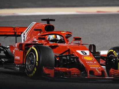 Vettel lidera un momento de la carrera en Bahréin.