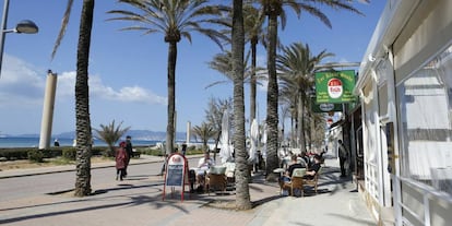Tursistas en la playa de Palma de Mallorca.
