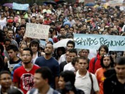 Cientos de manifestantes marchan el 29 de agosto de 2013, durante una protesta en apoyo al paro nacional agrario, en Medellín (Colombia). EFE/Archivo