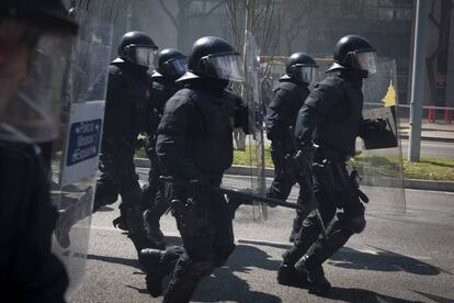 Los Mossos cargan contra los manifestantes en el acto de Vox en la capital catalana.