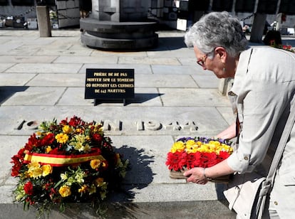 Amada Pedrola, vicepresidenta del Ateneo Republicano de Limoges, coloca unas flores ante la tumba de las 643 víctimas de Oradour.