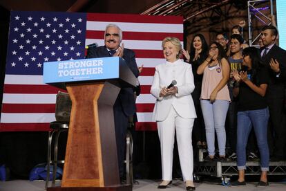 Orgullo latino para Clinton. El cantante de rancheras Vicente Fernandez, todo un ídolo en México, en Las Vegas en un mitin de Clinton el 19 de octubre. “¿Quieren un presidente bueno? Vayan a votar… Hillary Clinton la siguiente presidenta de los Estados Unidos”, dice en un reciente vídeo de apoyo a la candidata.