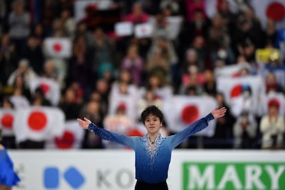 El japonés Shoma Uno , la revelación de la jornada, saluda a la afición.