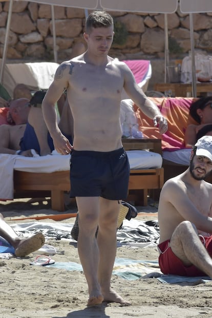El futbolista Iker Muniain eligió las playas de Formentera para relajarse con su pareja Andrea Sesma, su hijo y unos amigos.