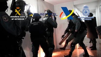 Agentes de la Guardia Civil, en uno de los registros de la Operacion Nadira contra el fraude del IVA en una imagen facilitada por Interior.